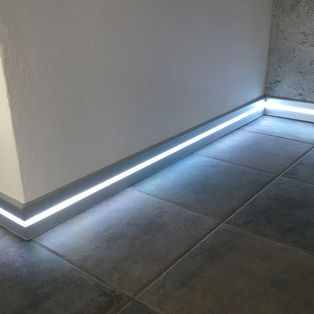 B-Ware - C01 LED Aluprofil weiss Sockelleiste 2m klar